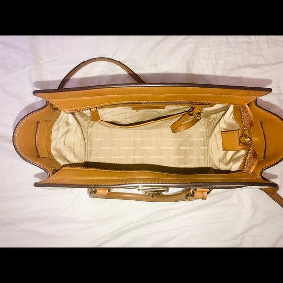 Michael Kors Hamilton - Picture 2 of 4